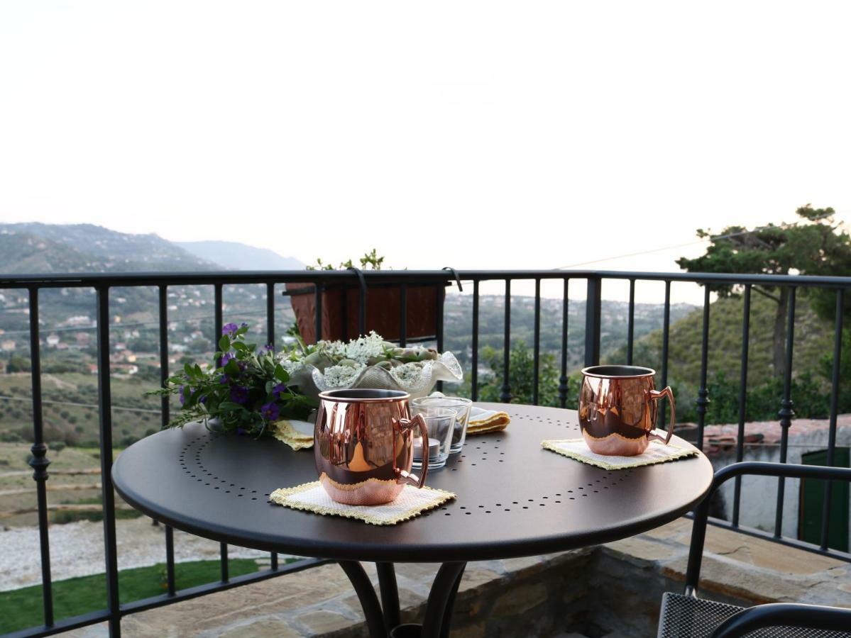 Casa Amigdala Bed & Breakfast กัสเตลลาบาเต ภายนอก รูปภาพ
